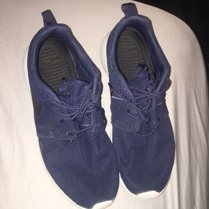 Men’s size 11 Roshe